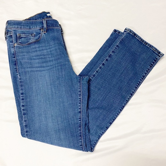 Levi’s Women’s Classic Straight Medium Wash Jeans - Picture 3 of 11